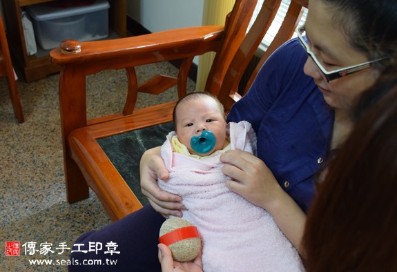 張寶寶(台中南屯區到府嬰兒寶寶滿月剃頭理髮、免費到府嬰兒剃胎毛儀式吉祥話)。到府剃頭剃胎毛主持、專業拍照、DVD光碟、證書。★購買「臍帶章、肚臍章、胎毛筆刷印章」贈送：剃頭、收涎、抓周，三選一。2015.11.03 照片5